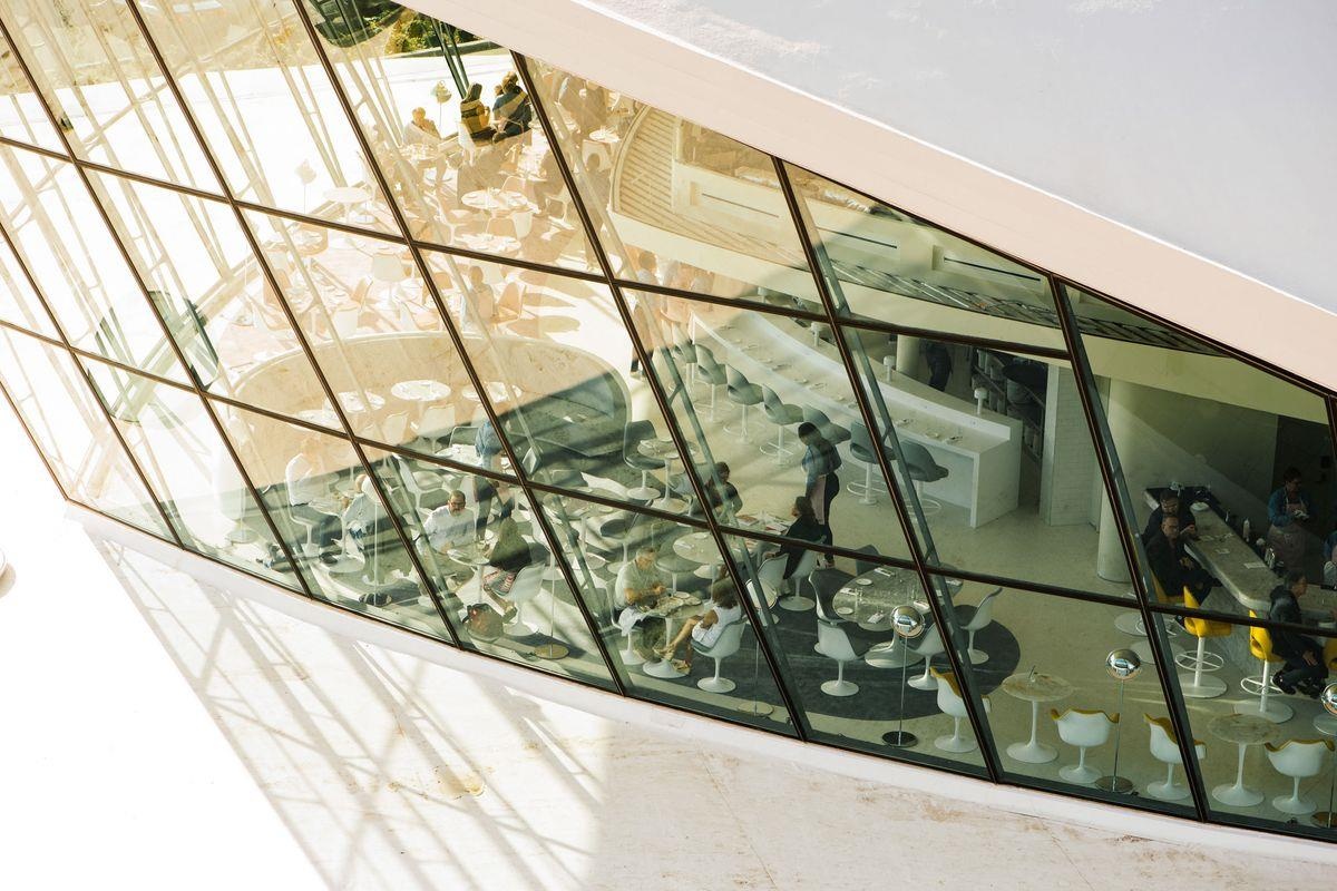 khach san san bay anh 10