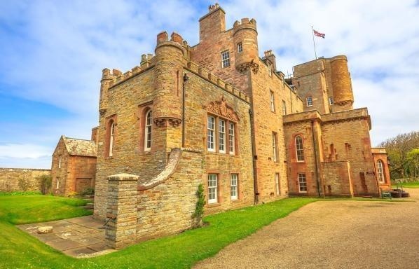 Song nhu hoang gia trong lau dai cho thue cua hoang tu xu Wales hinh anh