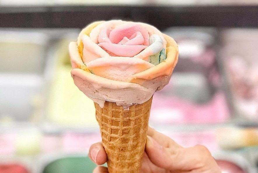 Thu ngay kem hoa hong doc dao trong ngay nang nong o Sai Gon hinh anh