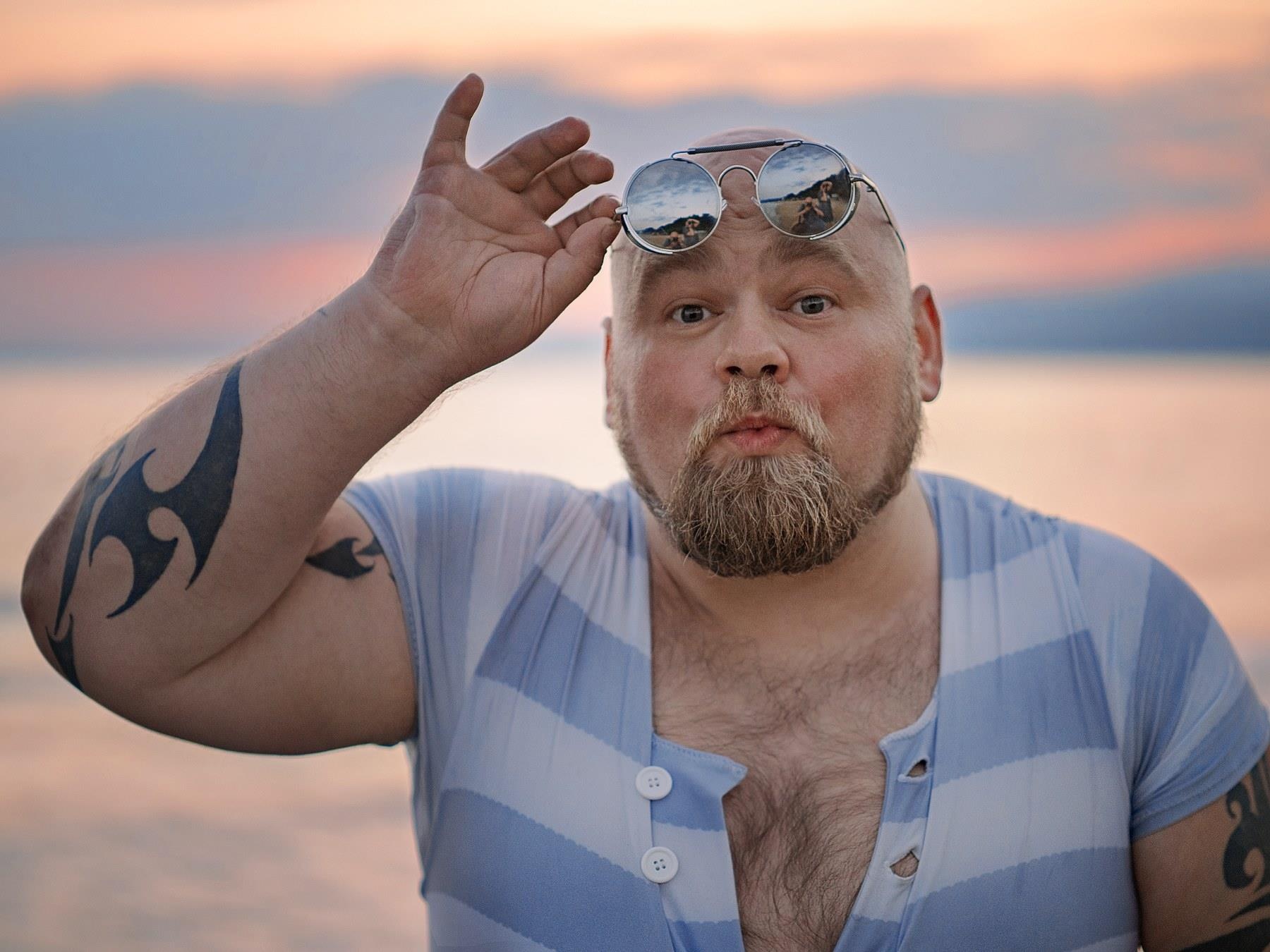 Chang beo tao dang chat nhu nguoi mau trong bo anh di bien hinh anh