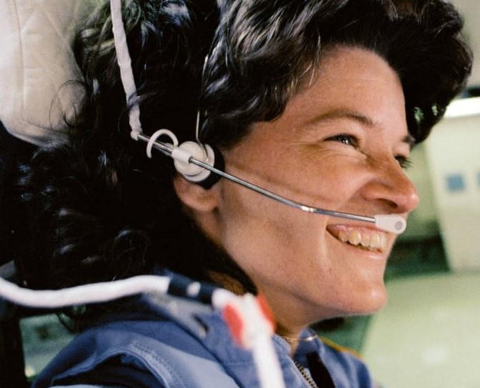 Ai la nguoi dau tien du lich ngoai vu tru? hinh anh