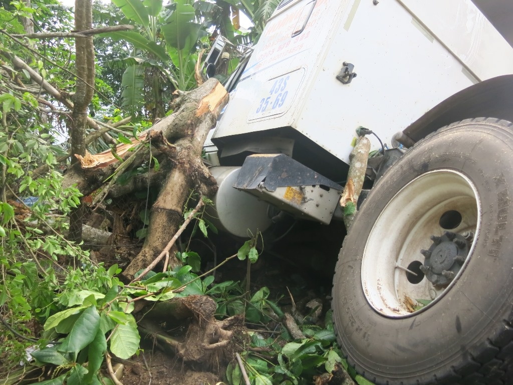 Xe dau keo dam vao quan com, hang chuc nguoi thoat chet hinh anh