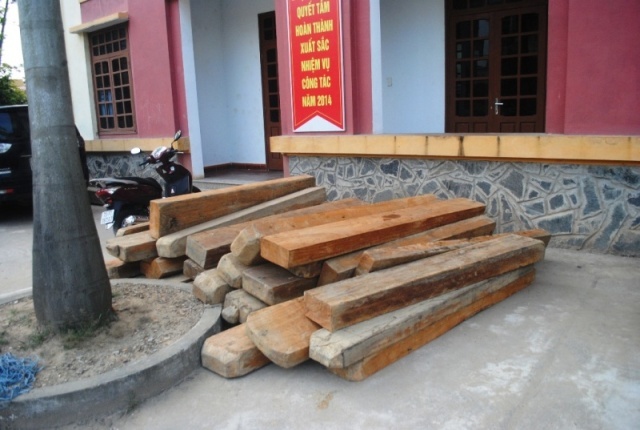 Do 32 cay go xuong duong de can tro luc luong truy duoi hinh anh