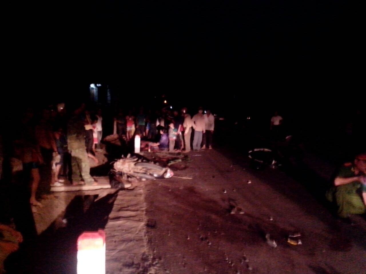 Xe may kep 3 doi dau xe nguoc chieu, hai nguoi thiet mang hinh anh