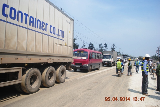 Do đoạn đường đang thi công cộng với vụ tai nạn xảy ra chiếm mất hơn nửa lòng đường Quốc lộ 1A nên đã khiến giao thông tại đây bị ách tắc cục bộ trong 2h đồng hồ.  Sau khi vụ tai nạn xảy ra, Công an xã Thanh Trạch đã phối hợp với lực lượng thuộc Phòng CSGT công an tỉnh Quảng Bình, công an huyện Bố Trạch để bảo vệ hiện trường, điều tiết giao thông và điều tra nguyên nhân vụ tai nạn. 