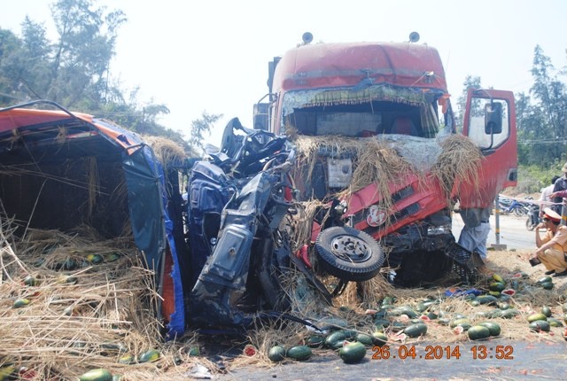 Tai xe cho dua thiet mang sau vu doi dau xe tren quoc lo hinh anh