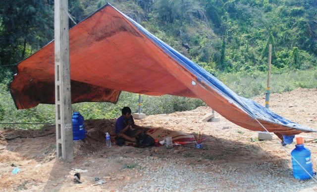 Được biết, chiếc xe tải chở dưa xuất phát từ Phú Yên đang trên đường ra Bắc tiêu thụ thì gặp nạn. Anh Tạ Văn Trung (SN 1990, con trai nạn nhân) cho biết, trước đó anh Trung đi cùng bố nhưng nghỉ lại ăn trưa tại Ngã 3 Cam Liên (huyện Lệ Thuỷ, Quảng Bình) nên đã chuyển sang xe khác và thoát chết trong khi cha mình không may thiệt mạng sau vụ tai nạn.