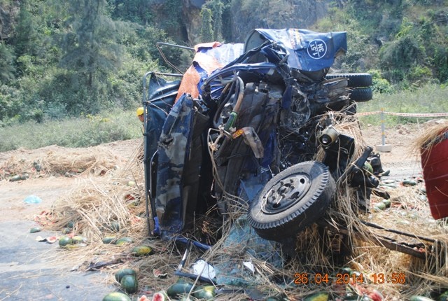Ghi nhận tại hiện trường cho thấy, chiếc xe tải hiệu Cửu Long bị xoay ngang, lật nghiêng khiến hàng tấn dưa tràn ra đường, phần đầu xe tải nát bét.