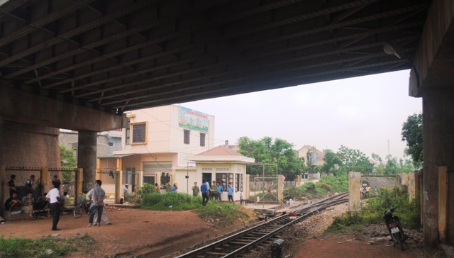 Thanh nien 20 tuoi lao minh vao doan tau tu tu hinh anh