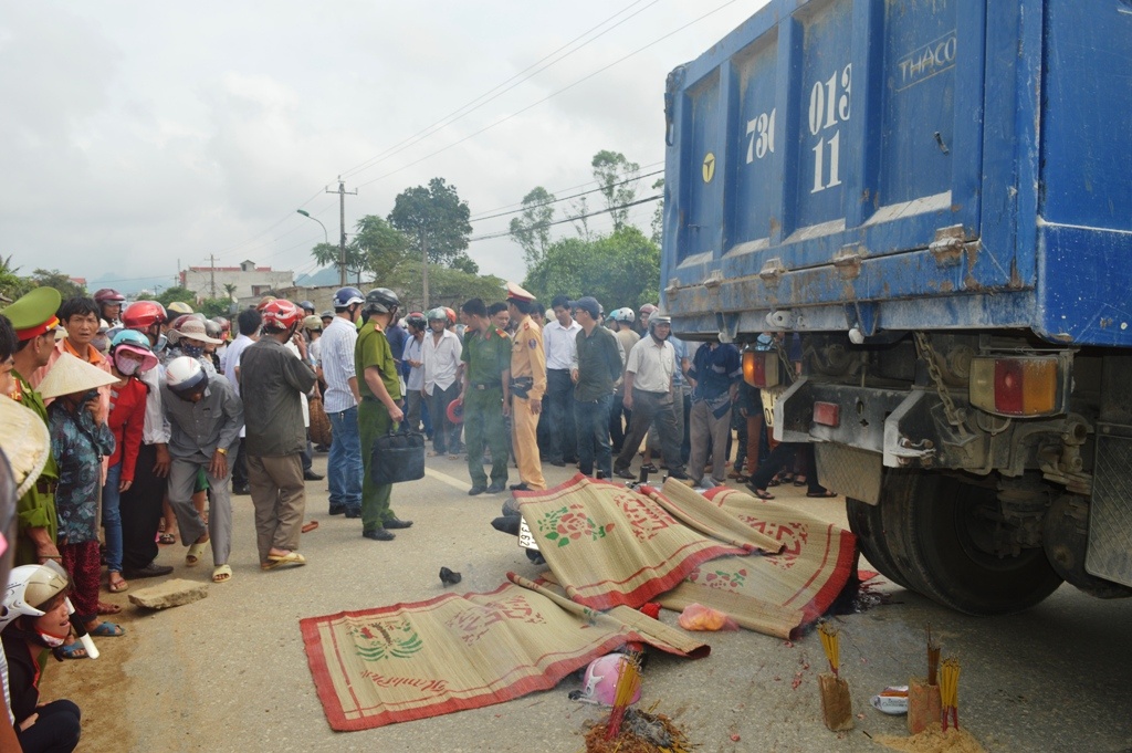 2 cha con chet tham tren duong di an cuoi hinh anh