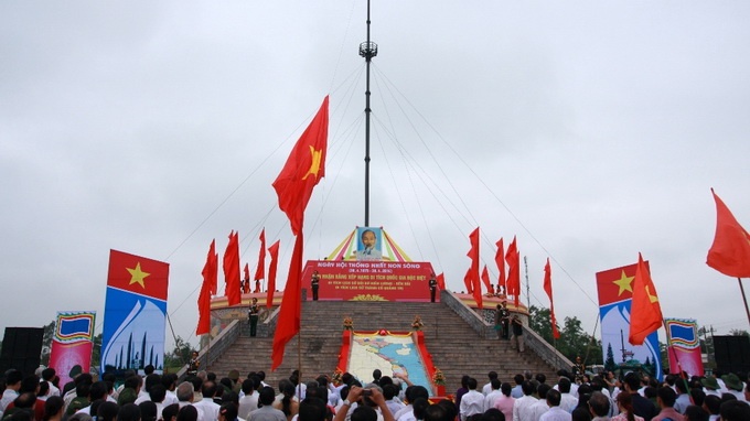 Hang tram la co do tung bay trong le hoi Thong nhat non song hinh anh