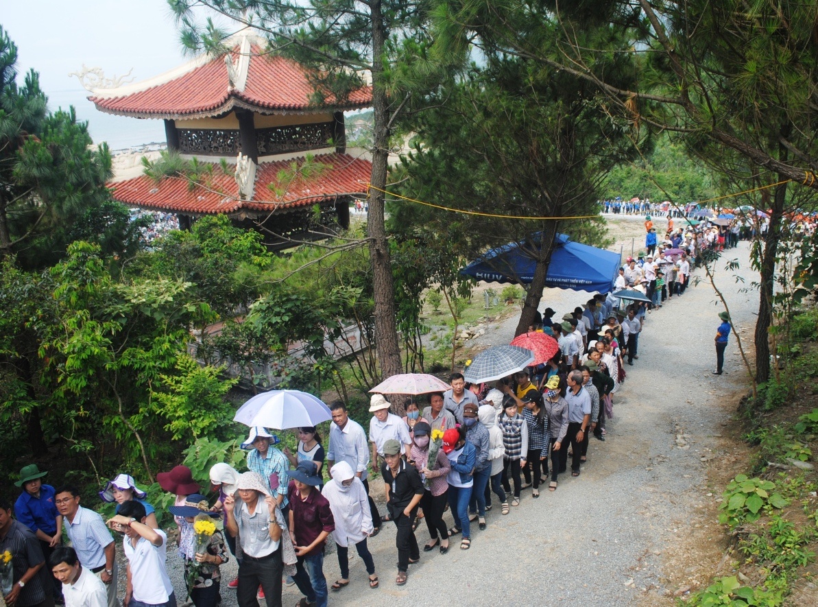 Hang chuc nghin nguoi xep hang vieng mo Dai tuong hinh anh