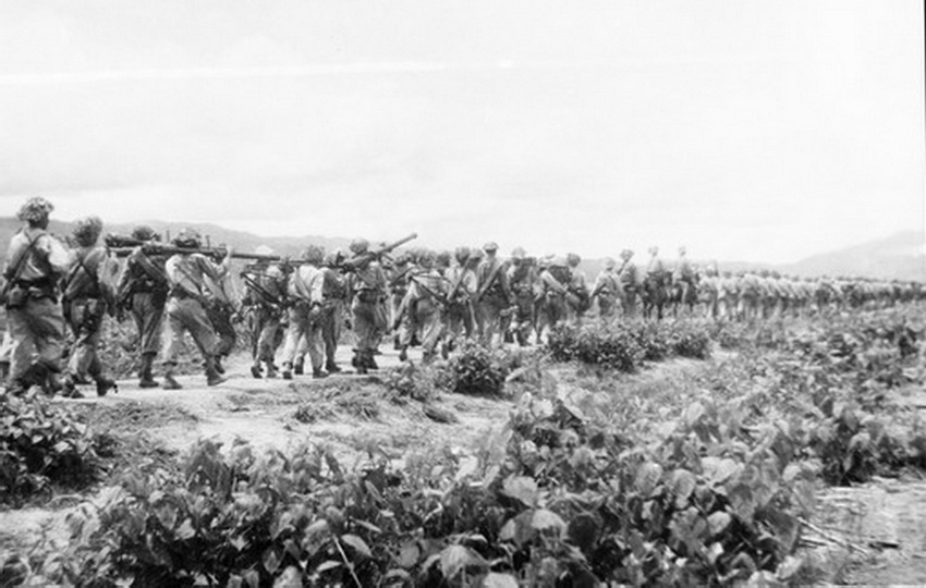 Các đơn vị bộ đội ta băng rừng lội suối tiến vào Điện Biên Phủ