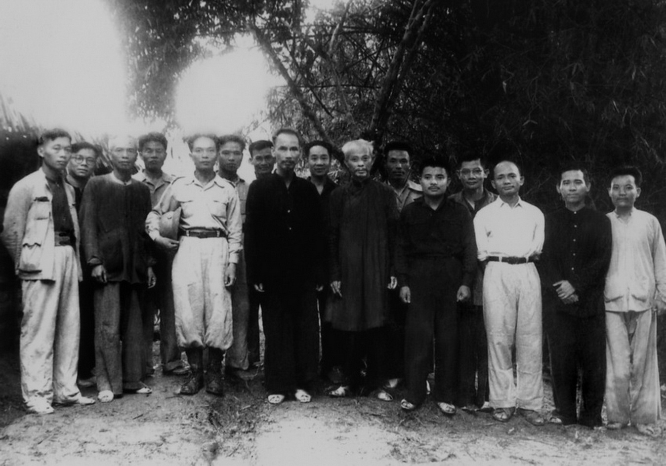 Bác Hồ chụp ảnh chung sau Lễ phong quân hàm Đại tướng cho đồng chí Võ Nguyên Giáp