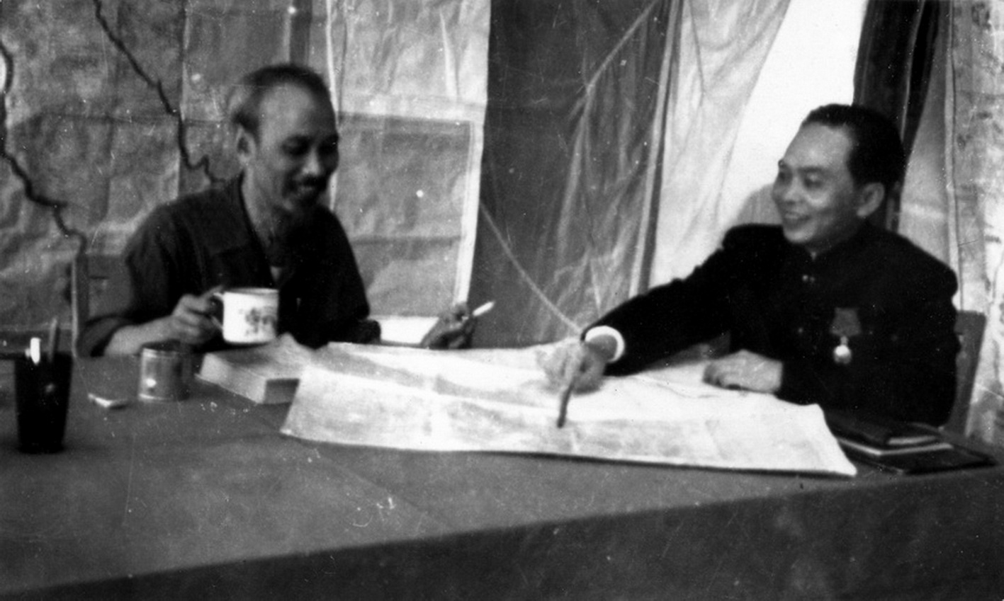 Hồ chủ tịch và đại tướng Võ Nguyên Giáp tại chiến khu Việt Bắc trong thời kỳ kháng chiến chống thực dân Pháp