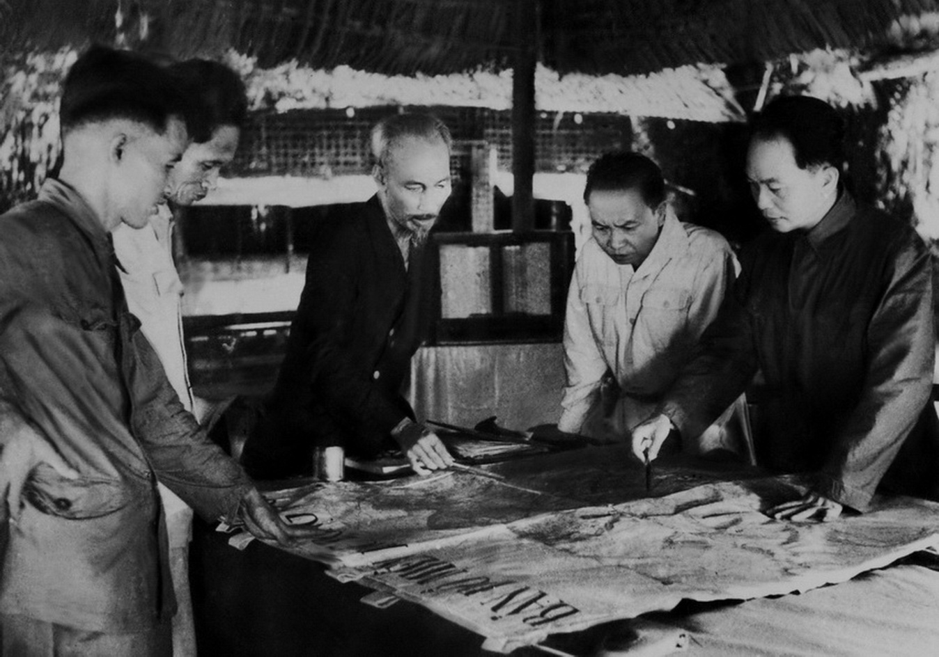 Bác Hồ và Đại tướng Võ Nguyên Giáp tại Điện Biên Phủ tháng 12/1953