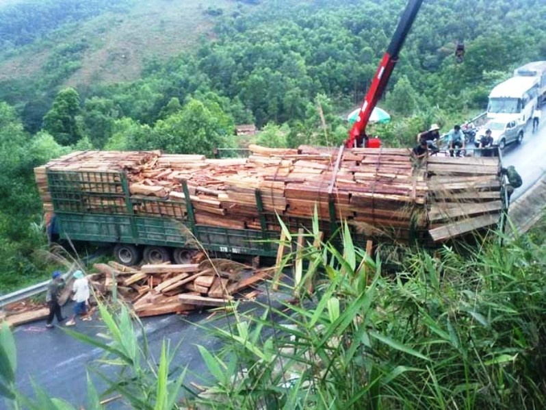 Xe cho go chan ngang Quoc lo, tac duong gan 1 ngay dem hinh anh