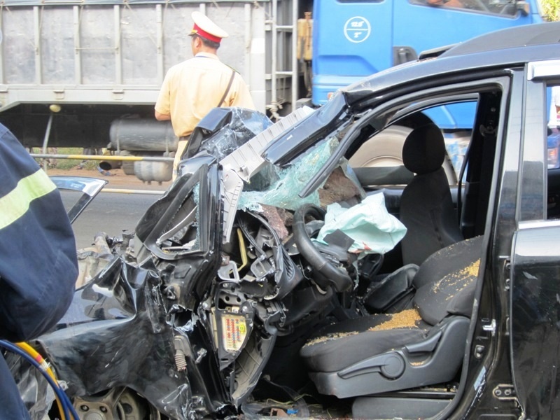 Xe chuyen huong dot ngot, 4 nguoi chet tai cho hinh anh