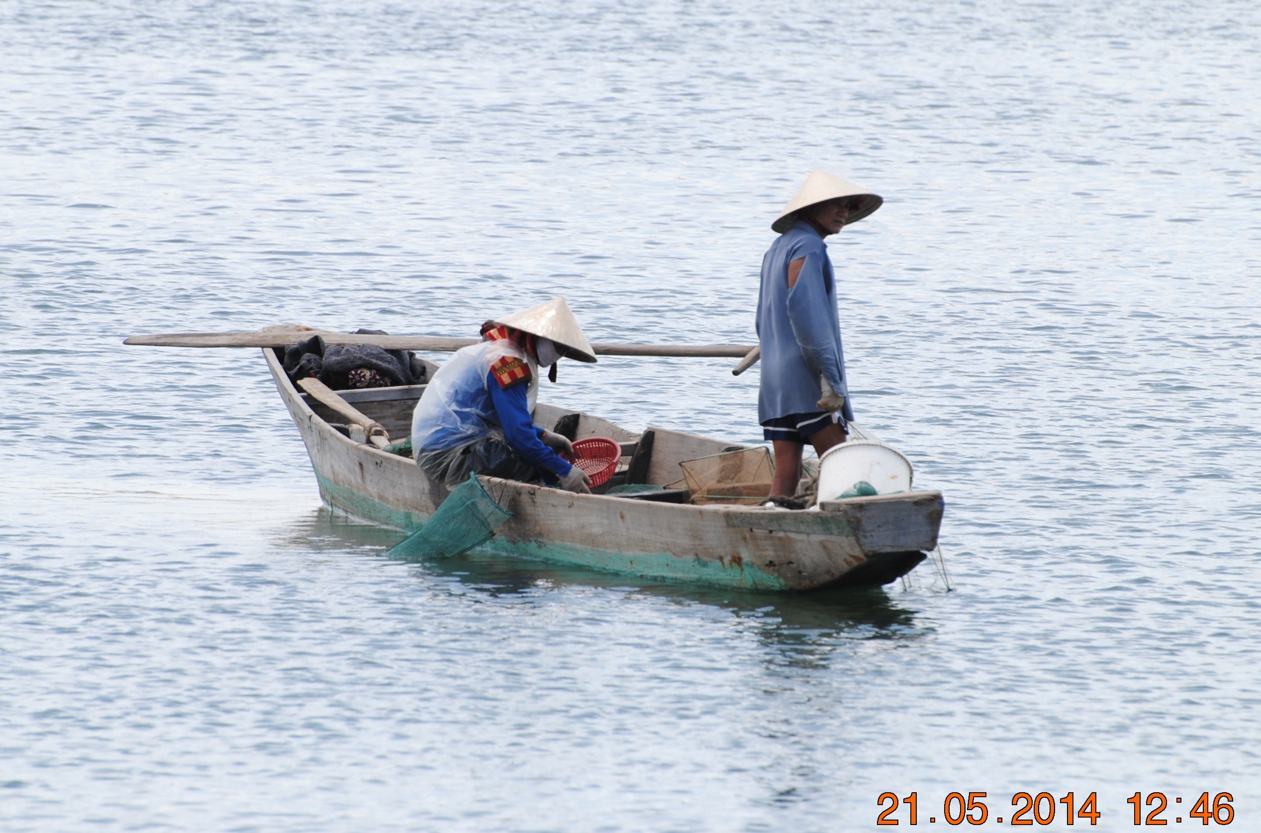 Liên tục nhiều ngày qua, nắng nóng khiến nhiệt độ ngoài trời ở Quảng Bình luôn đạt mức từ 37-40 độ C. Người đi đường luôn trùm kín mặt mũi chân tay, đặc biệt là chị em phụ nữ luôn che kín toàn thân giống như những Nịnja dưới trời nắng. Trong ảnh: Tranh thủ lúc nắng nóng, người phụ nữ này xuống sông giặt vội những bao nilon để tái sử dụng