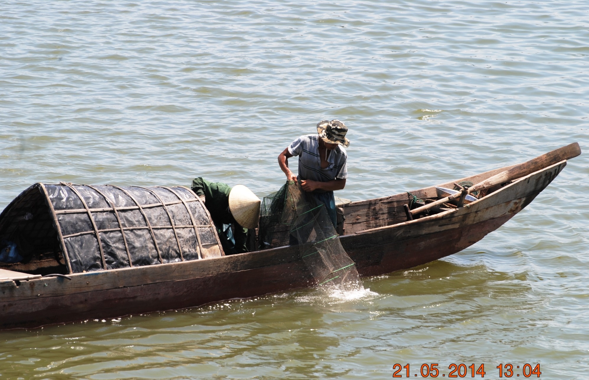 Bất chấp trời nắng nóng, những ngư dân nghèo kiếm sống trên sông Nhật Lệ vẫn miệt mài kiếm cá tôm để mưu sinh