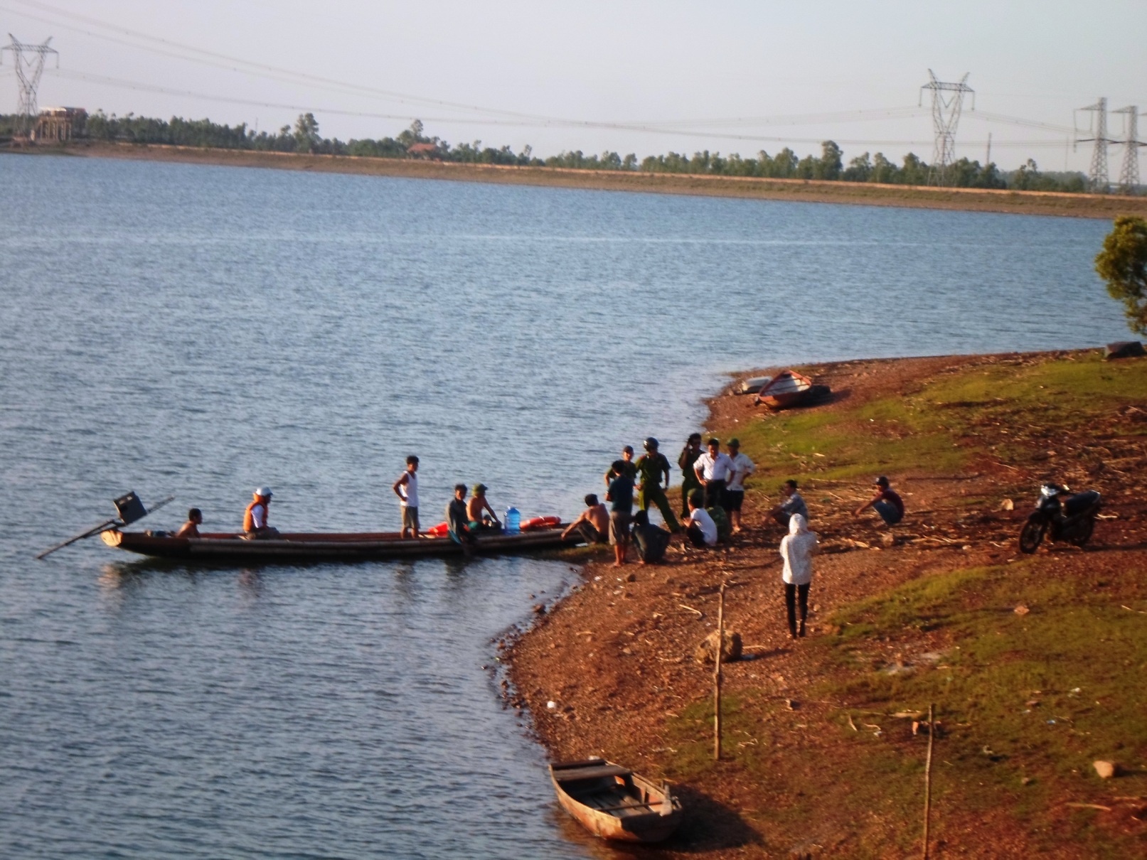 Thanh nien chet duoi tai ho thuy loi hinh anh