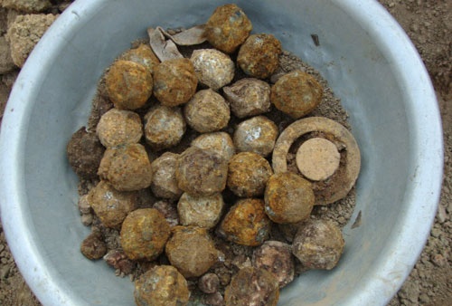 Bom bi phat no, 2 anh em ruot chet tai cho hinh anh