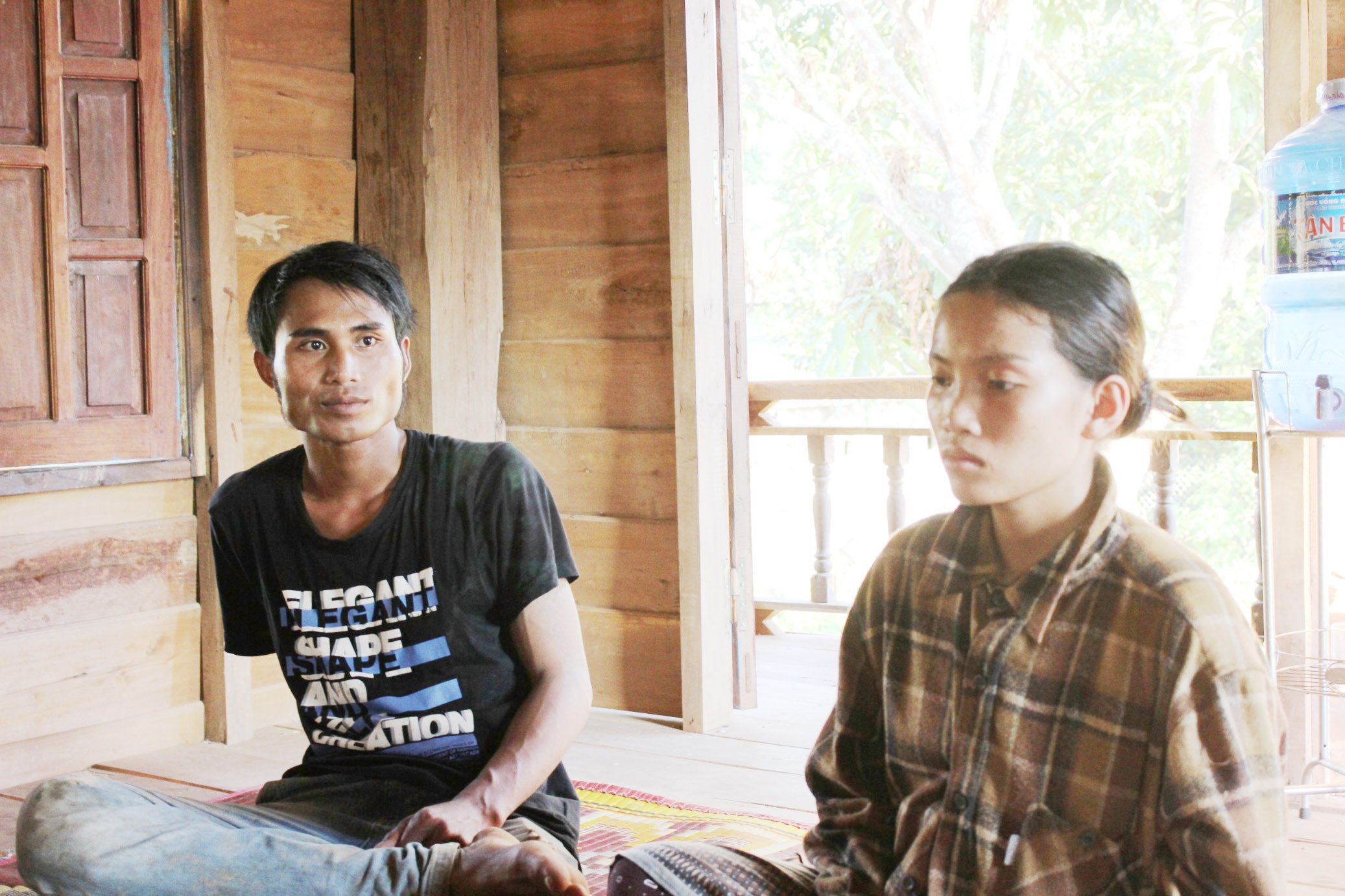 Noi niem cha me 3 tre so sinh bi tiem thuoc doc hinh anh