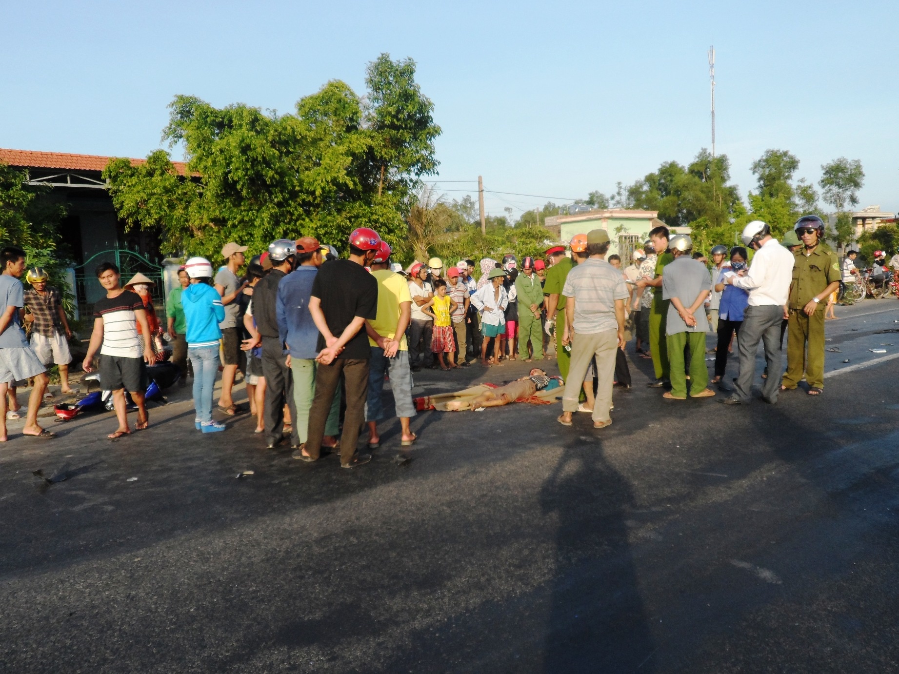 Lao vao xe tai nguoc chieu, thanh nien tu vong tai cho hinh anh