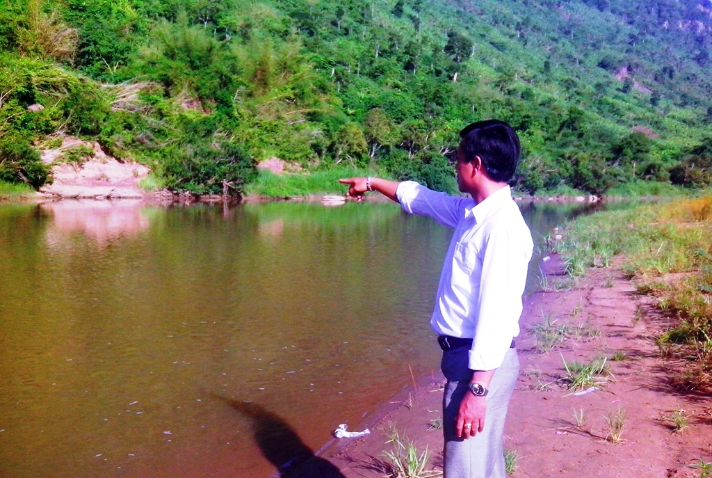 Vuot song thu hoach chuoi, hai cha con bi duoi nuoc hinh anh