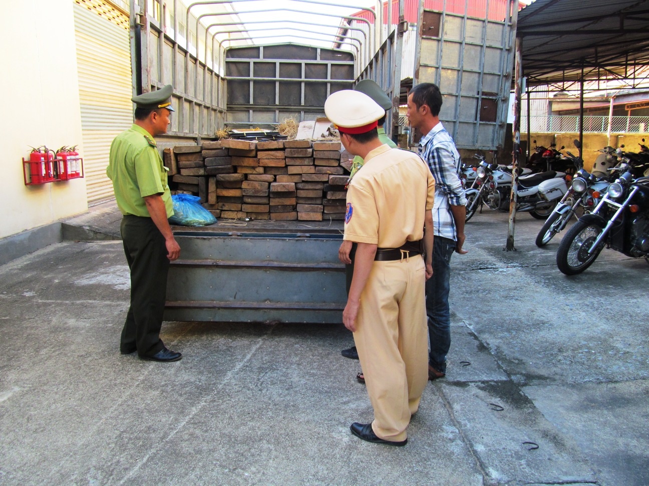 Bat oto tai cho 71 hop go lau hinh anh