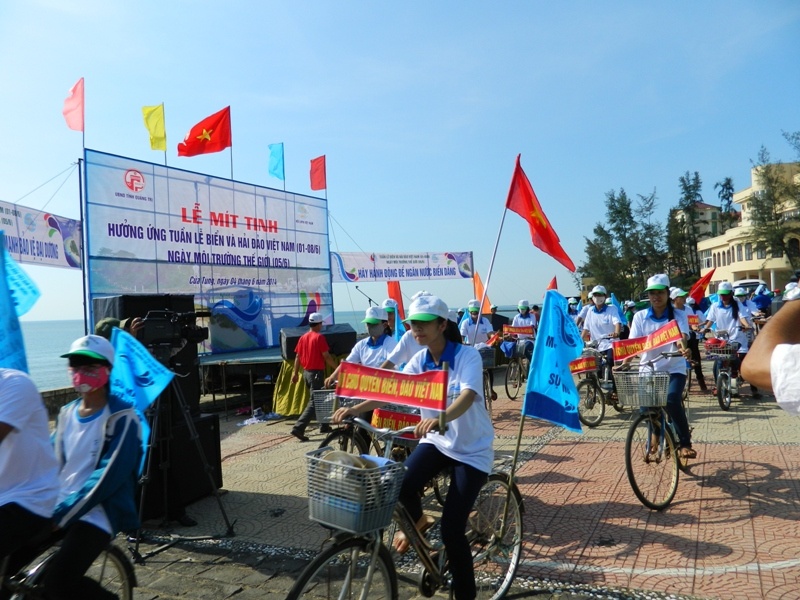 Hang ngan nguoi tham gia hoat dong tuan le bien va hai dao hinh anh