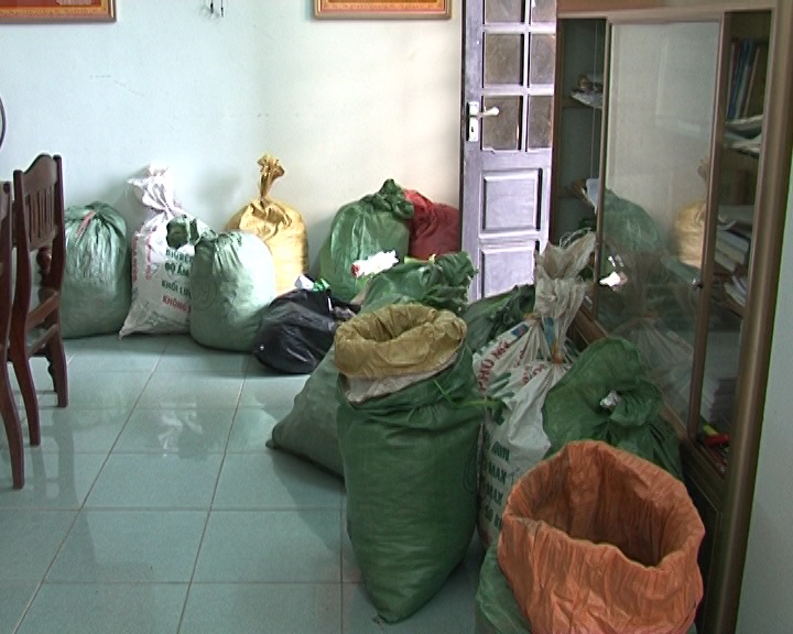 Oto 7 cho van chuyen gan 800 kg vat lieu no hinh anh