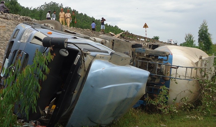 Xe dau keo lat nhao xuong duong, tai xe ngu gat thoat chet hinh anh