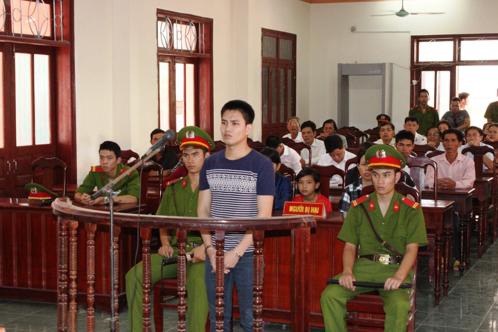 Chu cho chau gai vao nghia dia hiep dam hinh anh