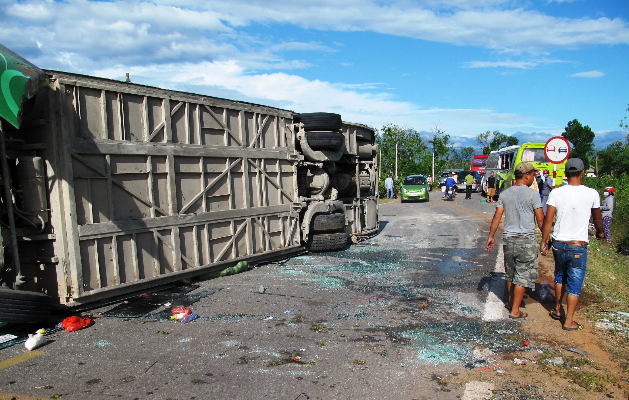 Xe khach lat chan ngang duong, hang chuc nguoi thoat chet hinh anh