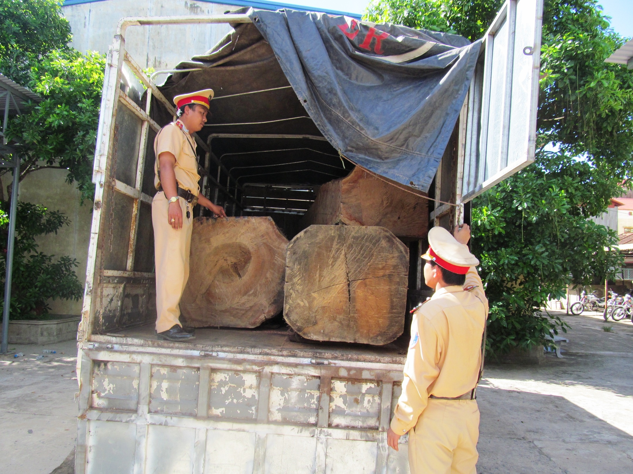 Lien tuc bat giu oto cho go lau vao ban dem hinh anh