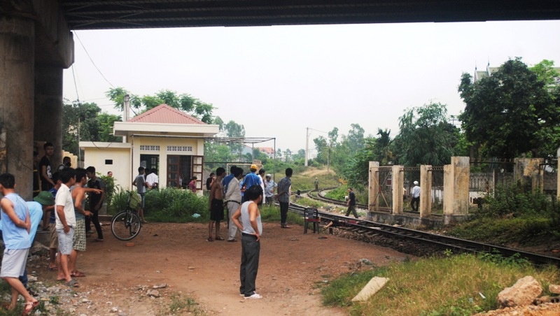 Roi xuong duong ray tu doan tau dang chay hinh anh