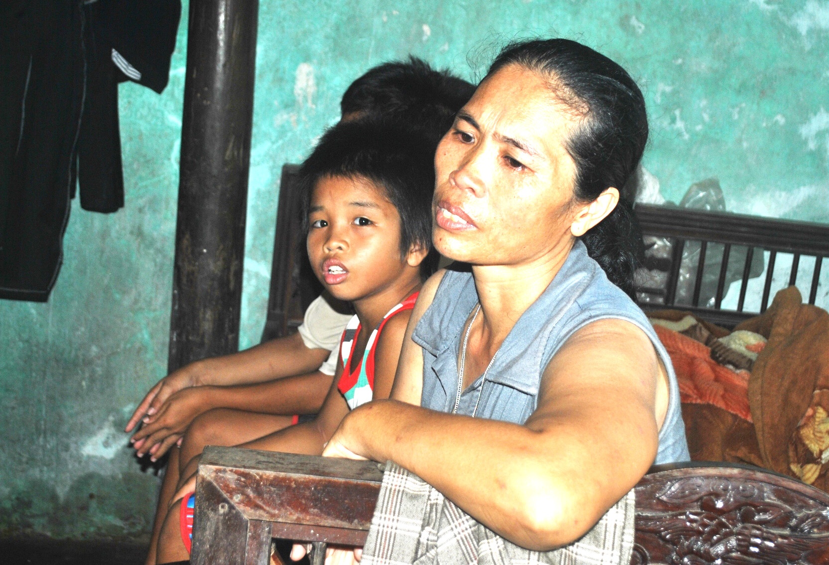 Nguoi me bi benh tim ngong tin con trai bi TQ bat giu hinh anh