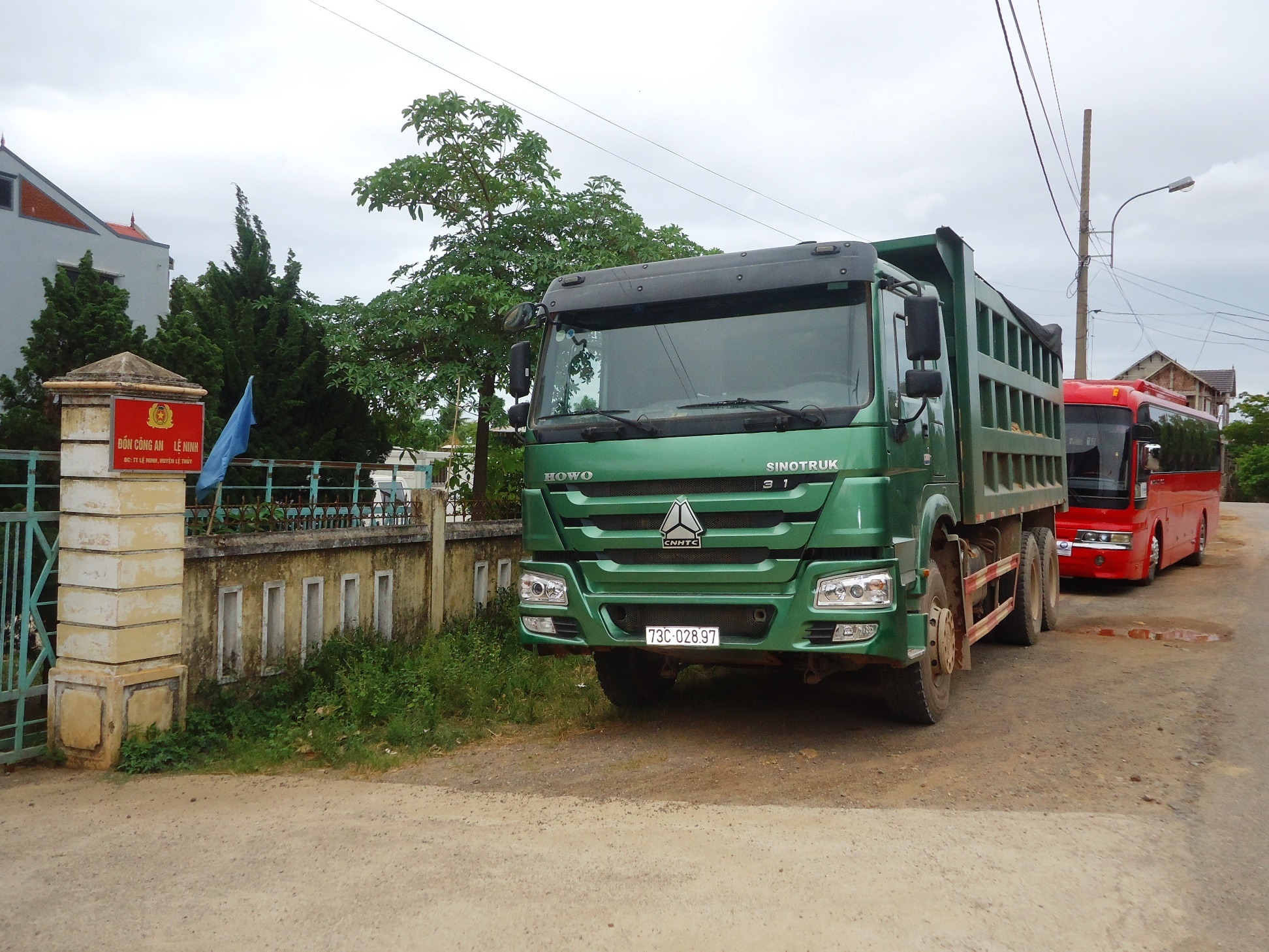 Xe tai va xe khach dua nhau, nguoi di xe dap chet oan hinh anh