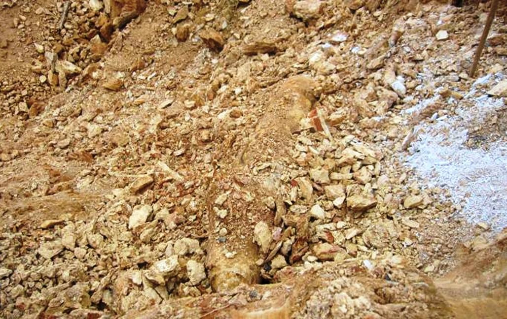 Dao dat trung bom khung ben khu den tuong niem liet si hinh anh