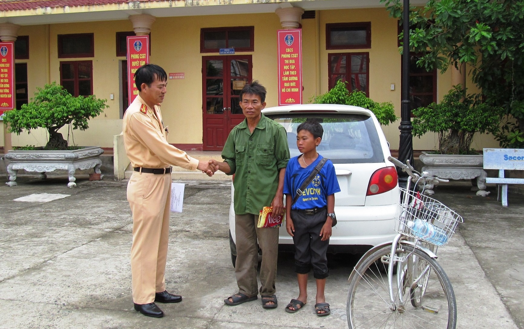 Dap xe di lac 220 km tu Ha Tinh vao Quang Binh hinh anh