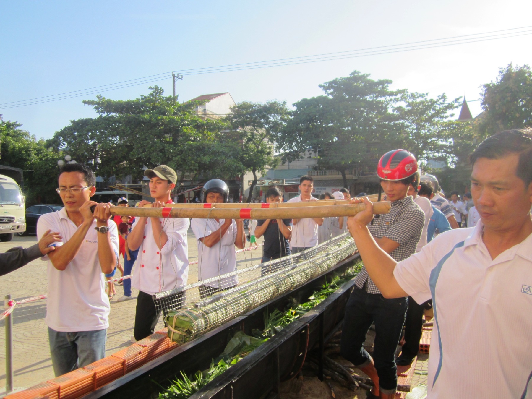 Goi banh tet dai 16 met dang liet si Thanh co Quang Tri hinh anh