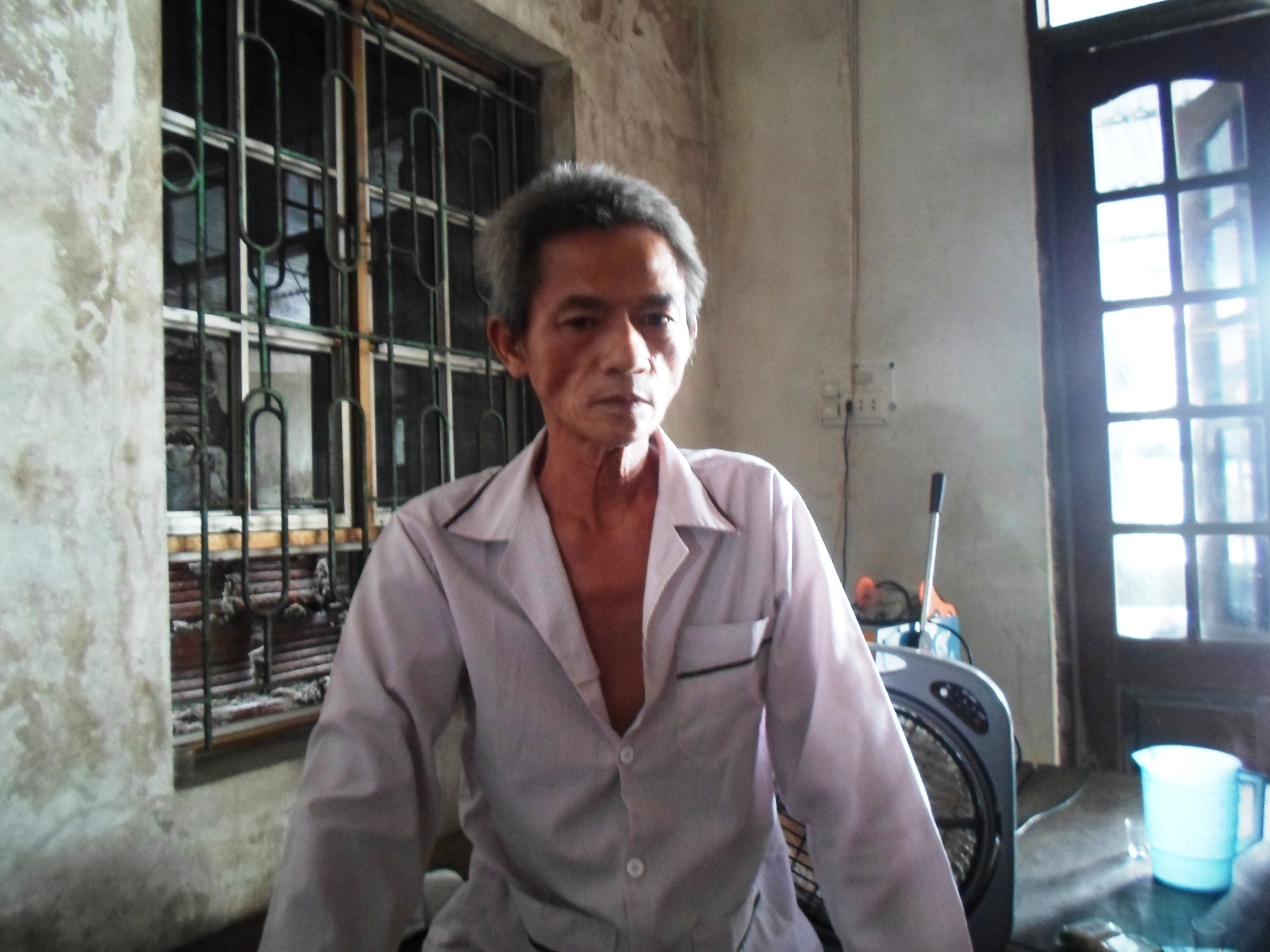 Ông Trần Văn Minh (56 tuổi) bố của Trân Tuấn Anh rất bức xúc khi con trai mình bị chém oan nhưng công an chưa đến gia đình lấy thông tin điều tra vụ việc