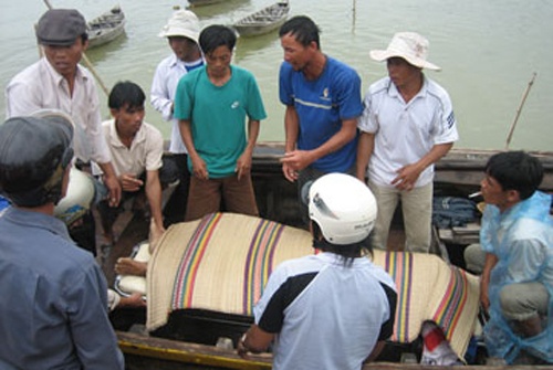 Mot ngu dan tu vong tren bien vi bi chan vit danh vao dau hinh anh