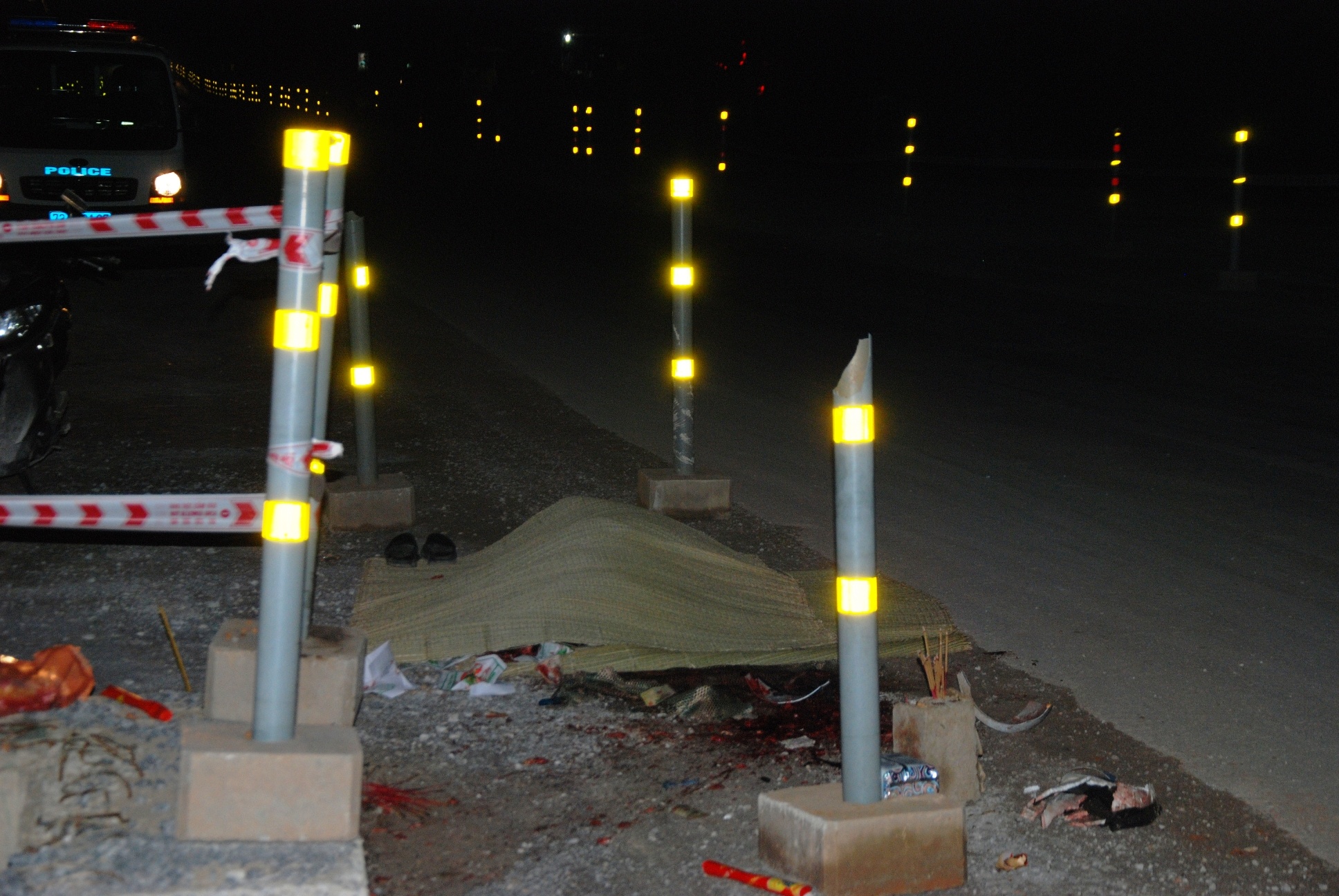 Xe dau keo can nat xe may, 1 nguoi tu vong tai cho hinh anh