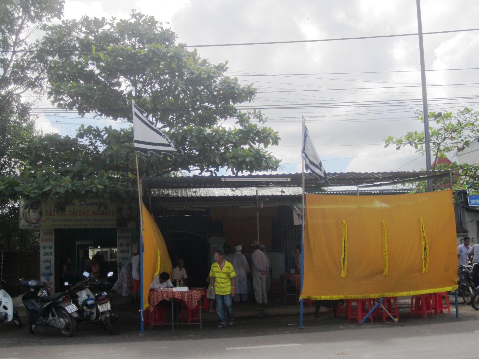 Nguoi phu nu chet trong tu the treo co voi nhieu vet thuong hinh anh