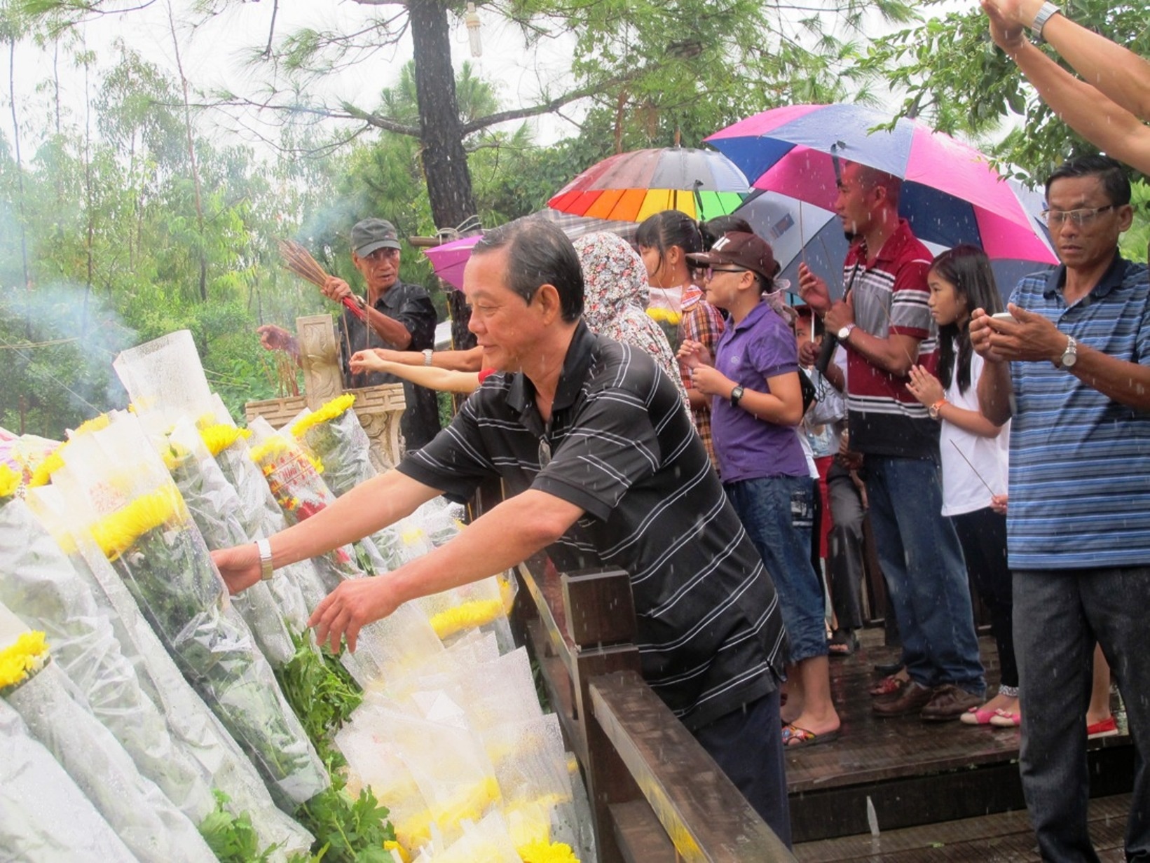 Doi mua vieng mo Dai tuong dip le 2/9 hinh anh