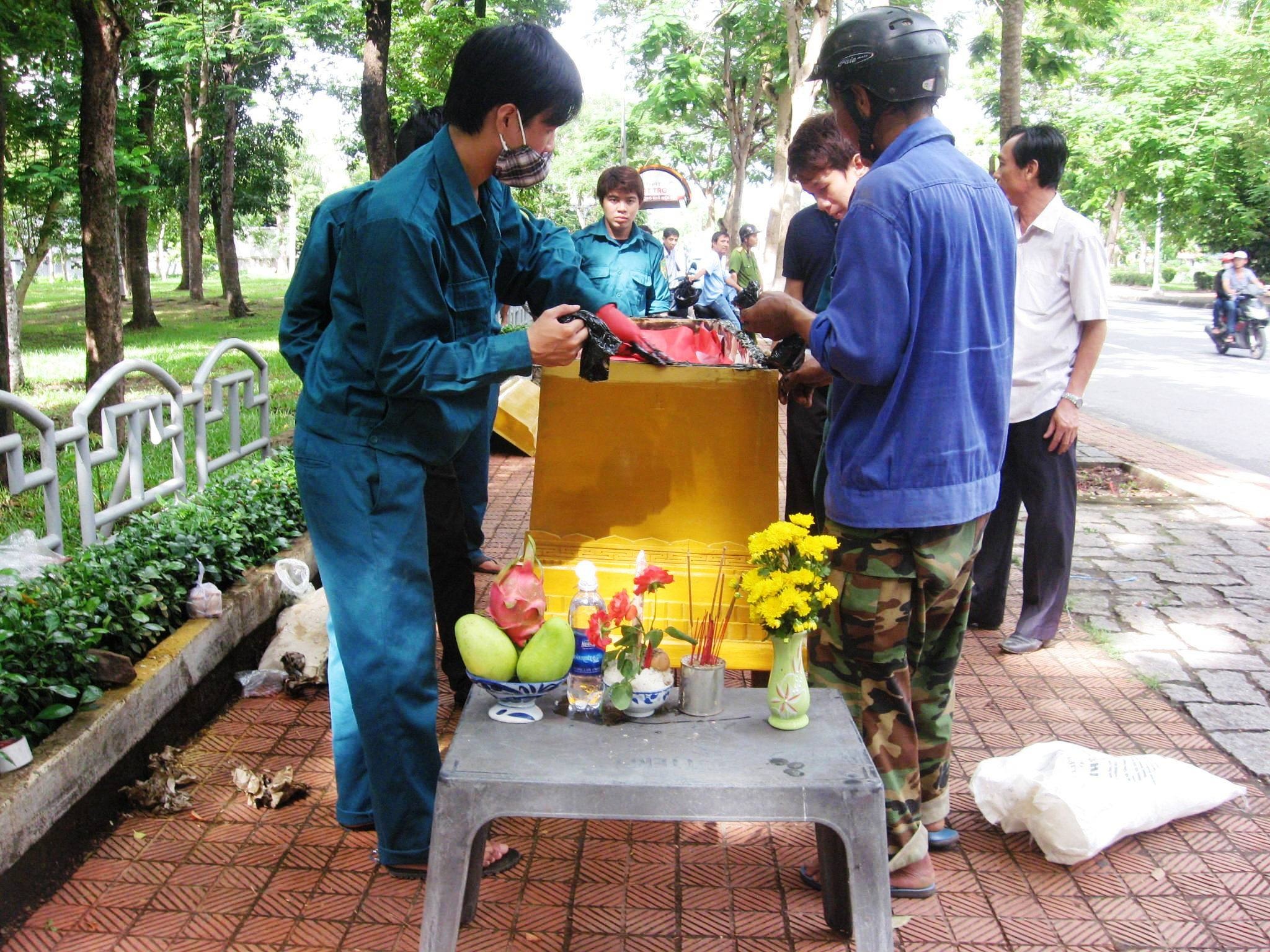 Phat hien xac nguoi phu nu noi tren song Huong hinh anh