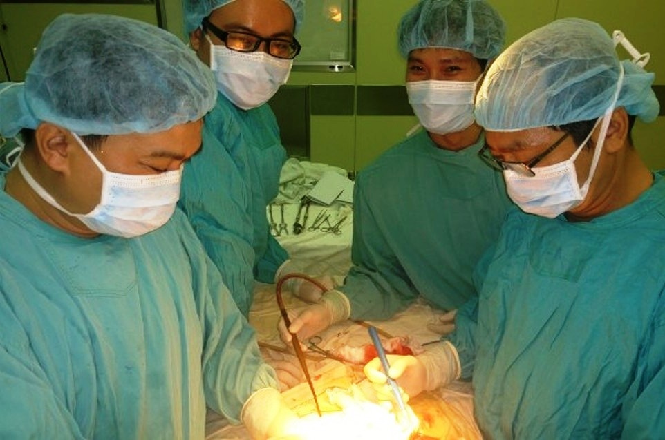 Be 2 thang tuoi co thai du chan tay trong bung hinh anh