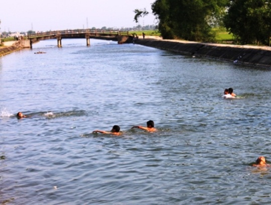 Tam khe giua trua, hai nu sinh lop 8 gap nan hinh anh